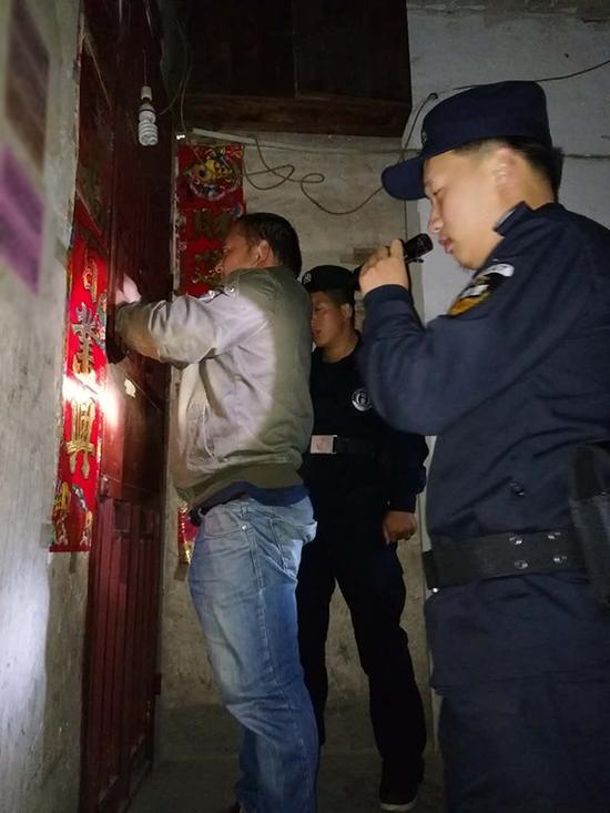 白城粗心妈妈误将幼女锁家中 民警全城寻开锁师傅开门